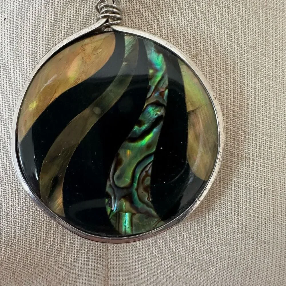 Round abalone pendant necklace